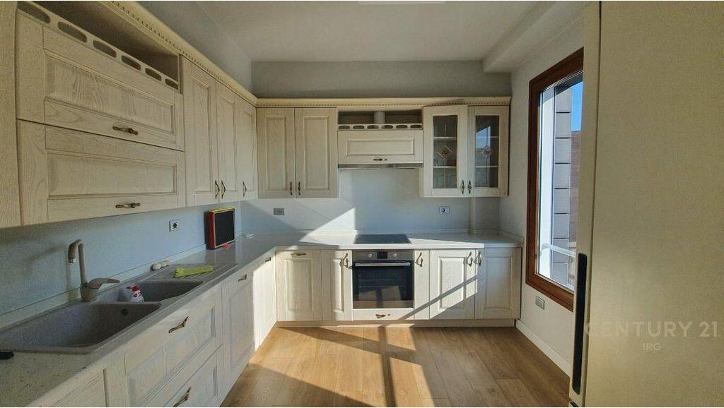 🏢 Zyrë me Qira te Hilton, pranë Delijorgjit – 200 m²