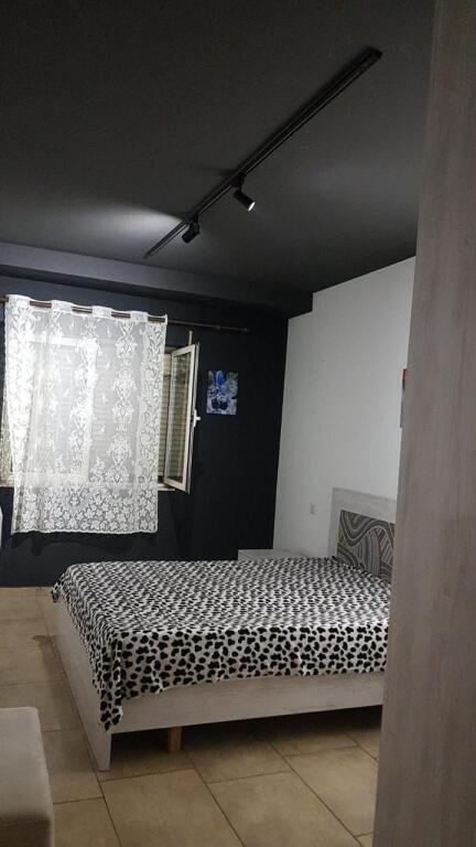 Jepet me qera apartamenti 2+1. Rruga Fortuzi , prane eco market Cmimi: 600 mije leke