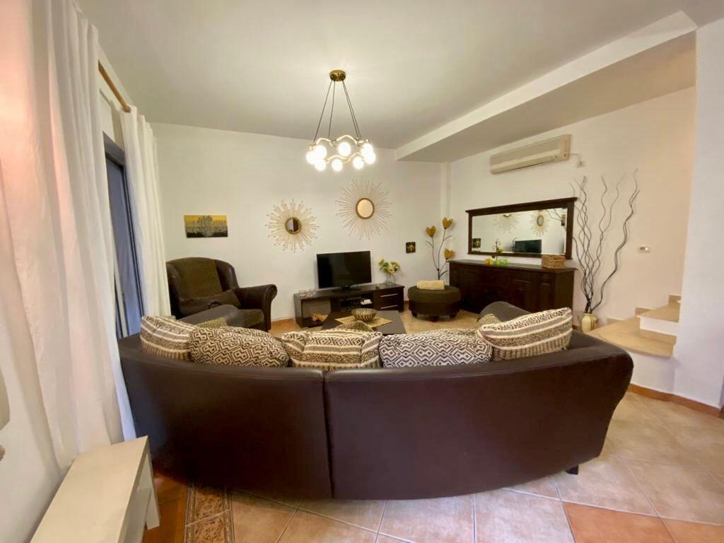 📣 AFFITTO Appartamento Duplex 4+1+2 📍 21-Dhjetori, Vicino Hotel Mondialit ✨  