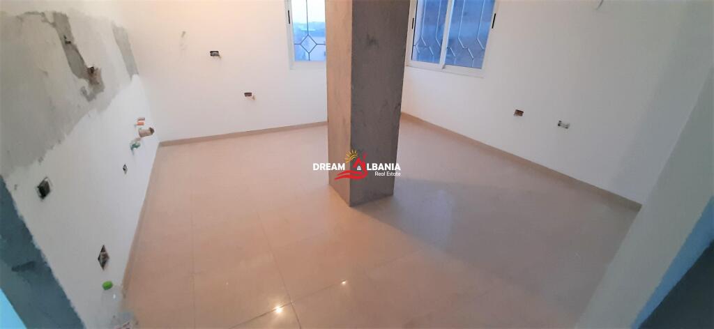 Appartamento penthouse 4+1 con cucina separata in vendita in via Hoxha Tasim vicino a Optika Roma a Tirana (ID 4139087)