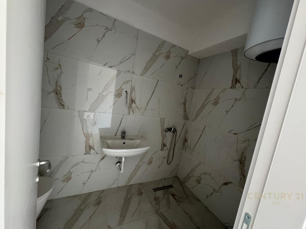 Apartament 3+1+2 tek Rruga e Kavajes.