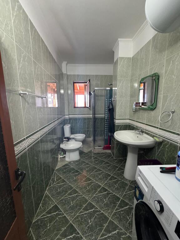 Shitet Apartament 2+1+2 Okazion 1100Euro/m2