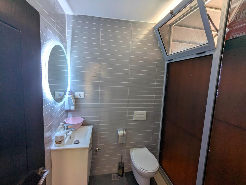 SHITET AMBJENT BIZNESI NE LUNGOMARE VLORE