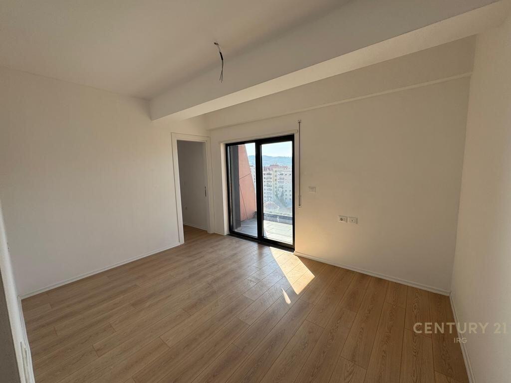 Apartament 3+1+2 tek Rruga e Kavajes.