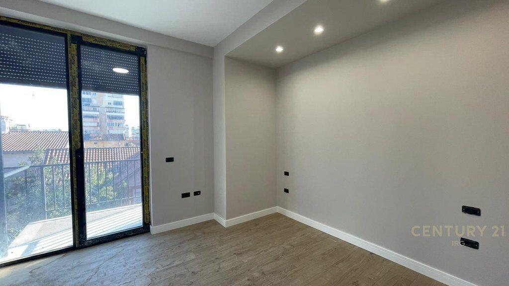Jepet me qira apartament 2+1+2 ballkone tek Shkolla e Kuqe! 650 € /Muaj