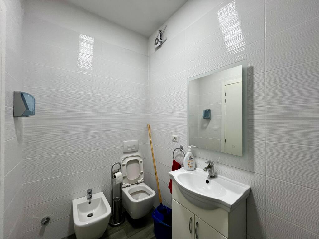 Jepet me qira Apartament 1+1+ Ballkon, “Gjimnazi Partizani”, Tiranë