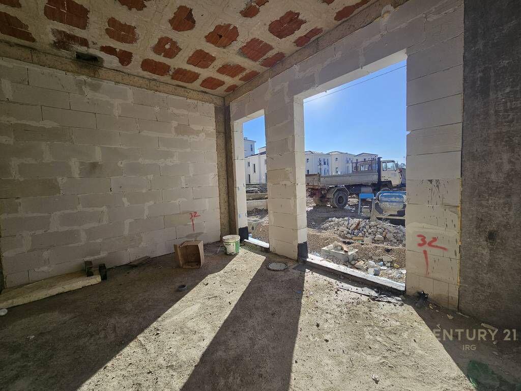 Shitet vilë moderne në rezidencën Rolling Hill – Liqeni.