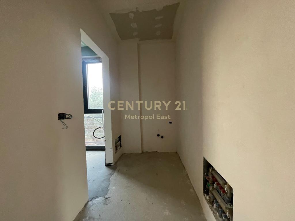 SHITET VILE MODERNE 3-KATESHE ME KOPESHT PRIVAT NE NJE ZONE REZIDENCIALE NE FARKE