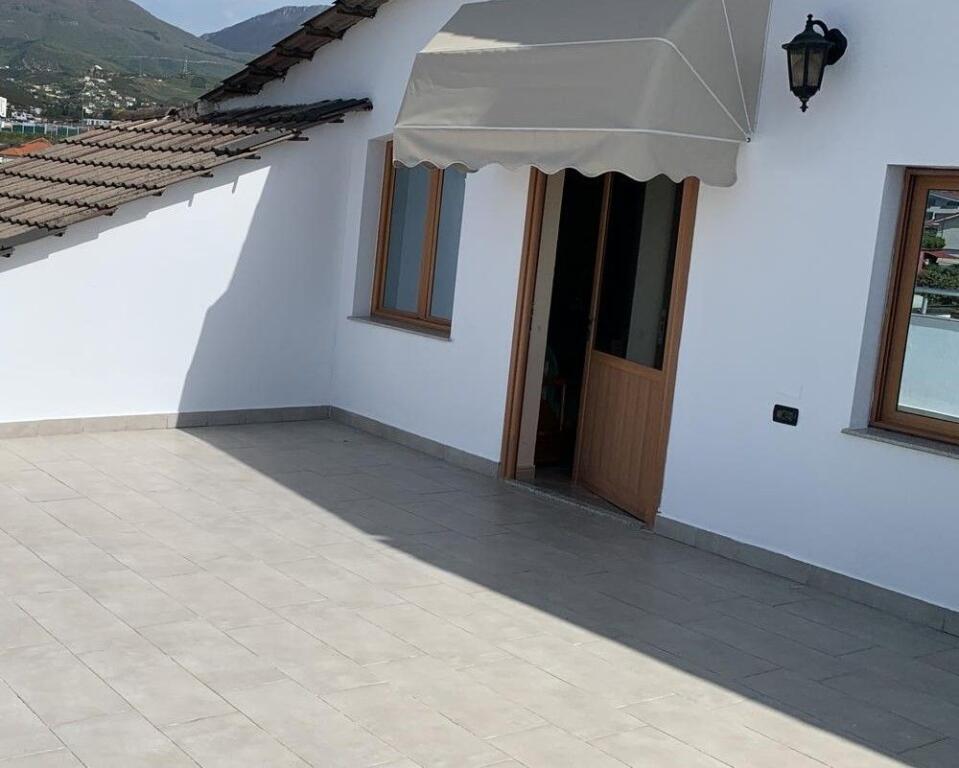 Jepet me qera 2+1, 400 euro, vile private tek rrethrrotullimi i shkozes