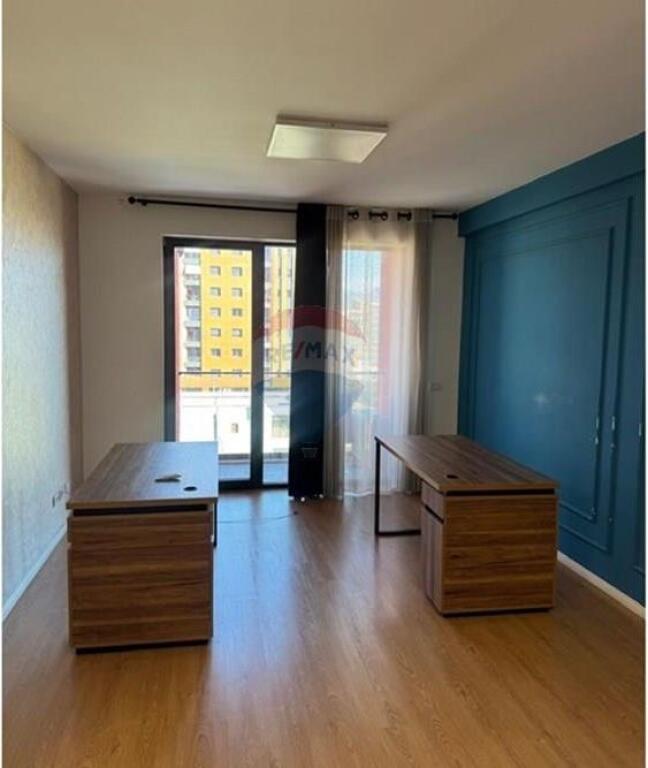 ambient per zyra 1+1 me qera per zyra tek pallati EGLO