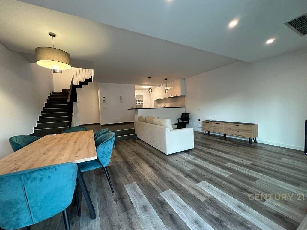 Shitet vilë në rezidencën Olive Grove.