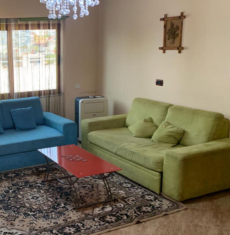 Jepet me qera 2+1, 400 euro, vile private tek rrethrrotullimi i shkozes