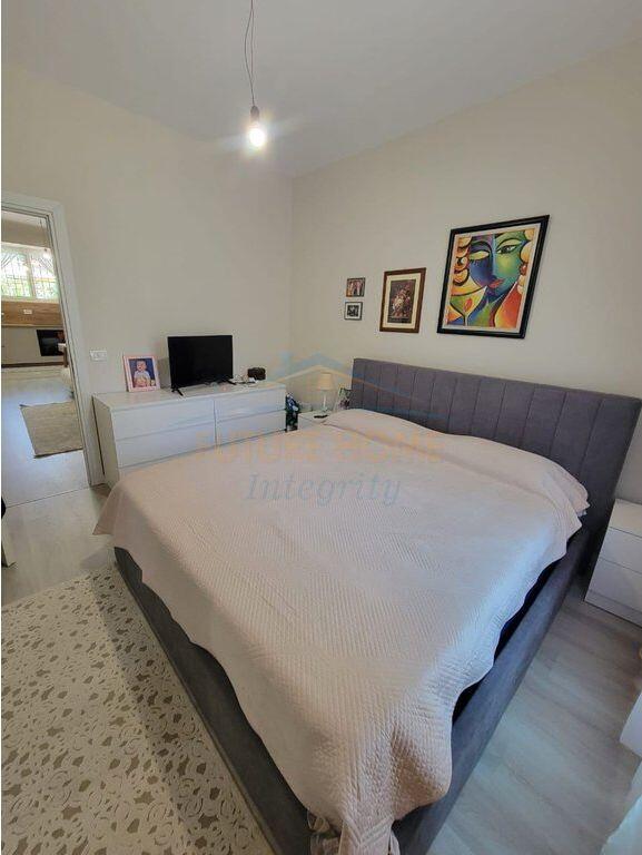 Shitet, Apartament 1+1, Rruga Tefta Tashko Koço, Tiranë.