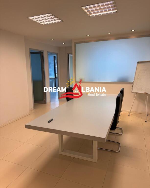 Locale Commerciale/Ufficio in Vendita in Via Elbasanit, vicino allo Stadio Air Albania a Tirana (ID 4161089)
