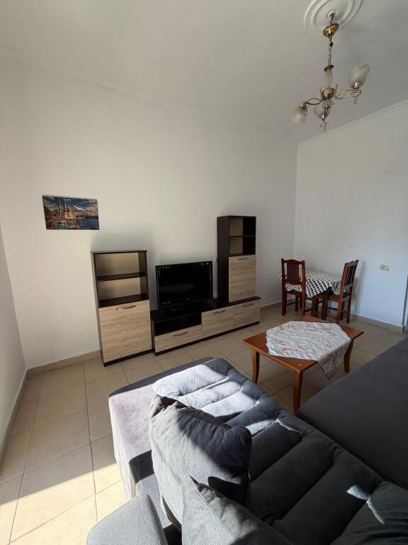 Jepet me qira 1+1 ISH PARKU TE ZGARA KORCARE 40.000 leke