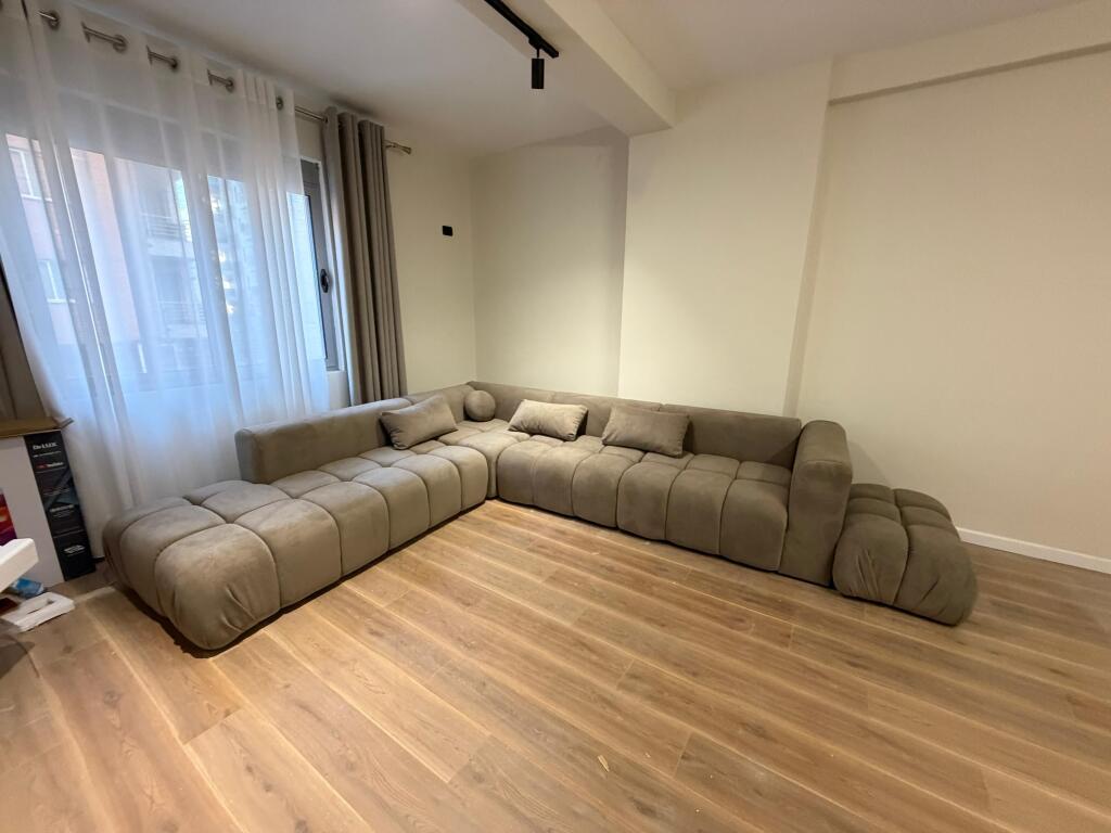 Shitet apartament 2+1+2 📍 Misto Mame, pallatet Çabej – rruga Thoma Koxhaj 📐 101 m² | Kati 2 me ashensor 📑 Me hipotekë – mundësi blerje me kredi  🛋️ Full i mobiluar, i pabanuar më parë 🌅 Orientim Perëndim 🌀 Korridor shpërndarës 🩳 Ballkon që lidh të gjitha ambientet  💶 Çmimi: 16,000,000 lekë