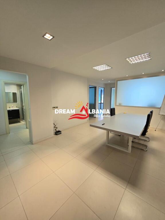 Locale Commerciale/Ufficio in Vendita in Via Elbasanit, vicino allo Stadio Air Albania a Tirana (ID 4161089)
