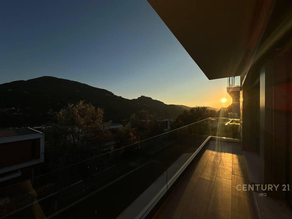 Shitet vilë në rezidencën Olive Grove.