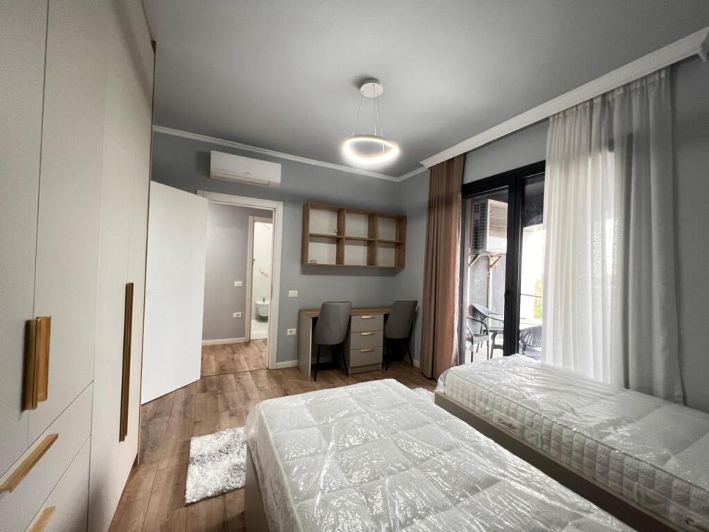 Jepet me qera apartament 2+1 me Post Parkimi Liqeni Thate!