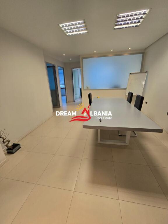 Locale Commerciale/Ufficio in Vendita in Via Elbasanit, vicino allo Stadio Air Albania a Tirana (ID 4161089)
