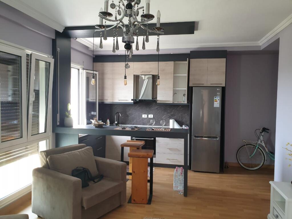 Shitet Apartament 1+1 në Kombinat!