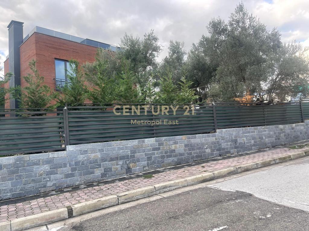 SHITET VILE MODERNE 3-KATESHE ME KOPESHT PRIVAT NE NJE ZONE REZIDENCIALE NE FARKE