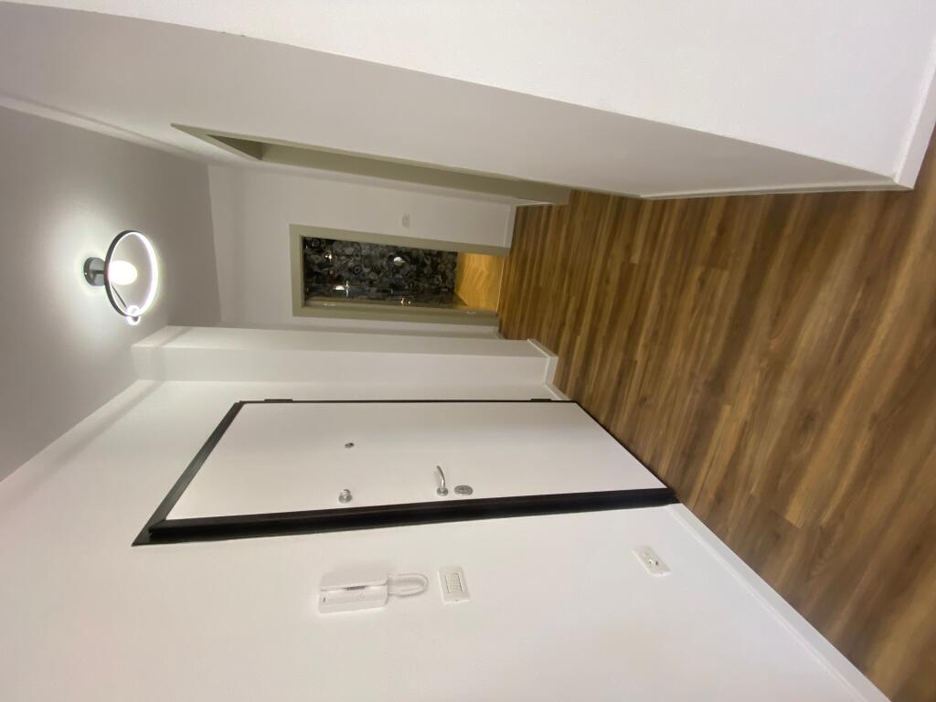 2+1, empty only with false ceiling, 800 euros, near the red school