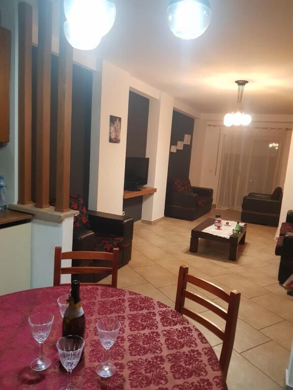 Jepet me qera apartamenti 2+1. Rruga Fortuzi , prane eco market Cmimi: 600 mije leke