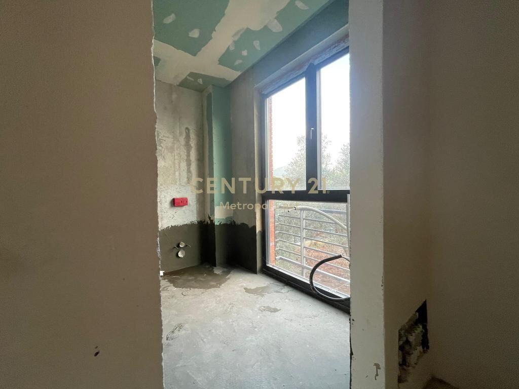 SHITET VILE MODERNE 3-KATESHE ME KOPESHT PRIVAT NE NJE ZONE REZIDENCIALE NE FARKE