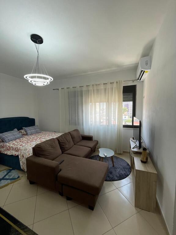 Shitet apartament garsoniere