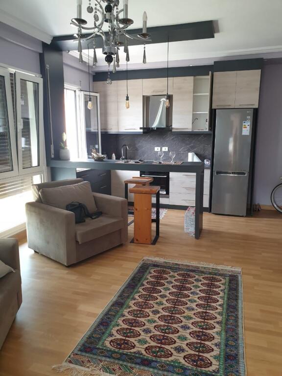 Shitet Apartament 1+1 në Kombinat!