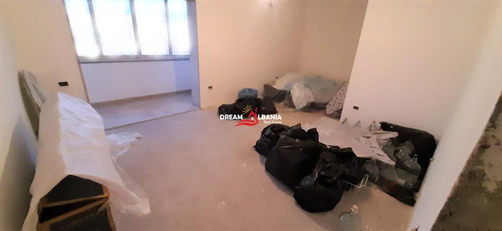Appartamento penthouse 4+1 con cucina separata in vendita in via Hoxha Tasim vicino a Optika Roma a Tirana (ID 4139087)