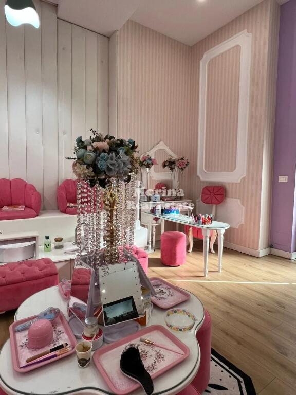 Shitet, Biznesi, Rruga Kavajes, 20.000 Euro