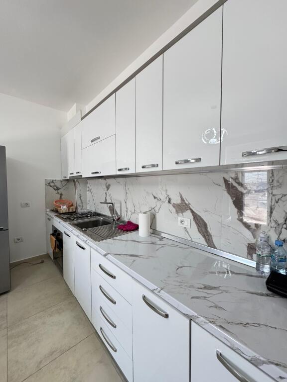 📍 Jepet me qira apartament 1+1 – Tregu Industrial, Durrës