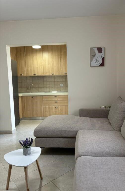 In vendita appartamento 1+1 con camino a Tirana