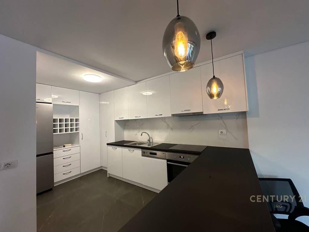 Shitet vilë në rezidencën Olive Grove.