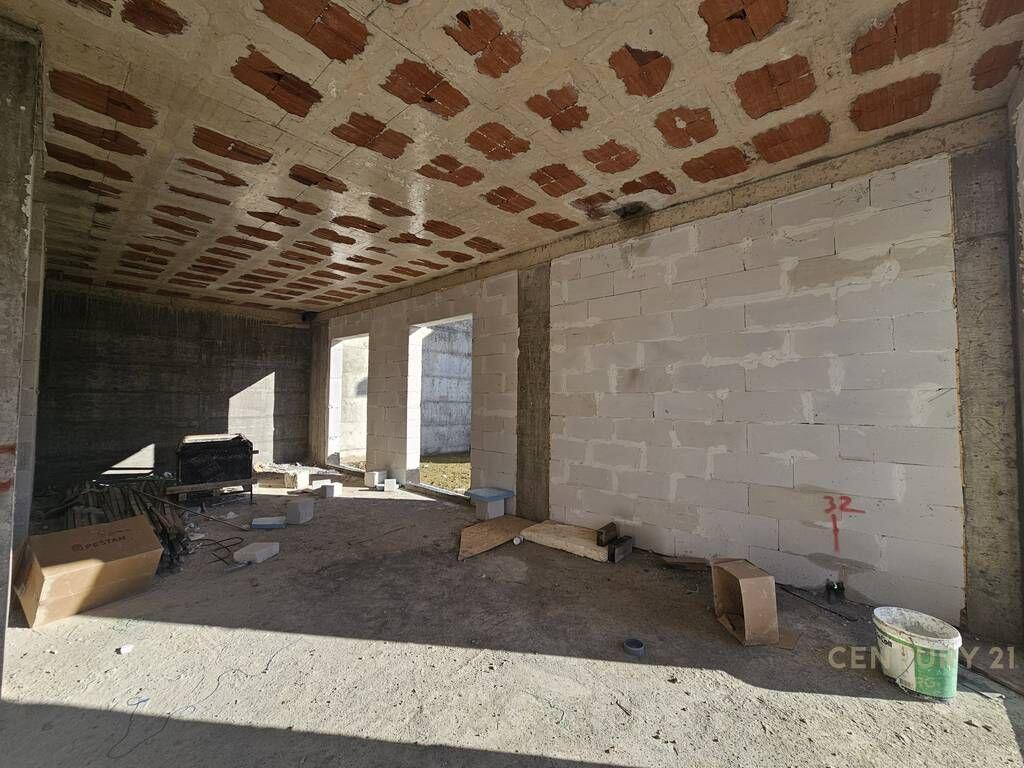 Shitet vilë moderne në rezidencën Rolling Hill – Liqeni.