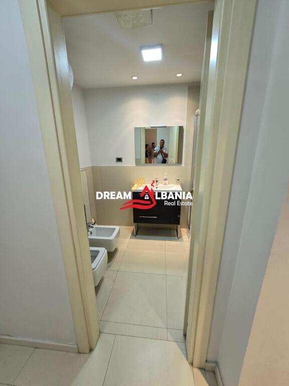 Locale Commerciale/Ufficio in Vendita in Via Elbasanit, vicino allo Stadio Air Albania a Tirana (ID 4161089)
