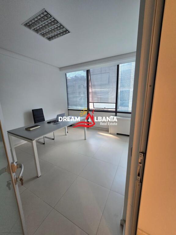 Locale Commerciale/Ufficio in Vendita in Via Elbasanit, vicino allo Stadio Air Albania a Tirana (ID 4161089)
