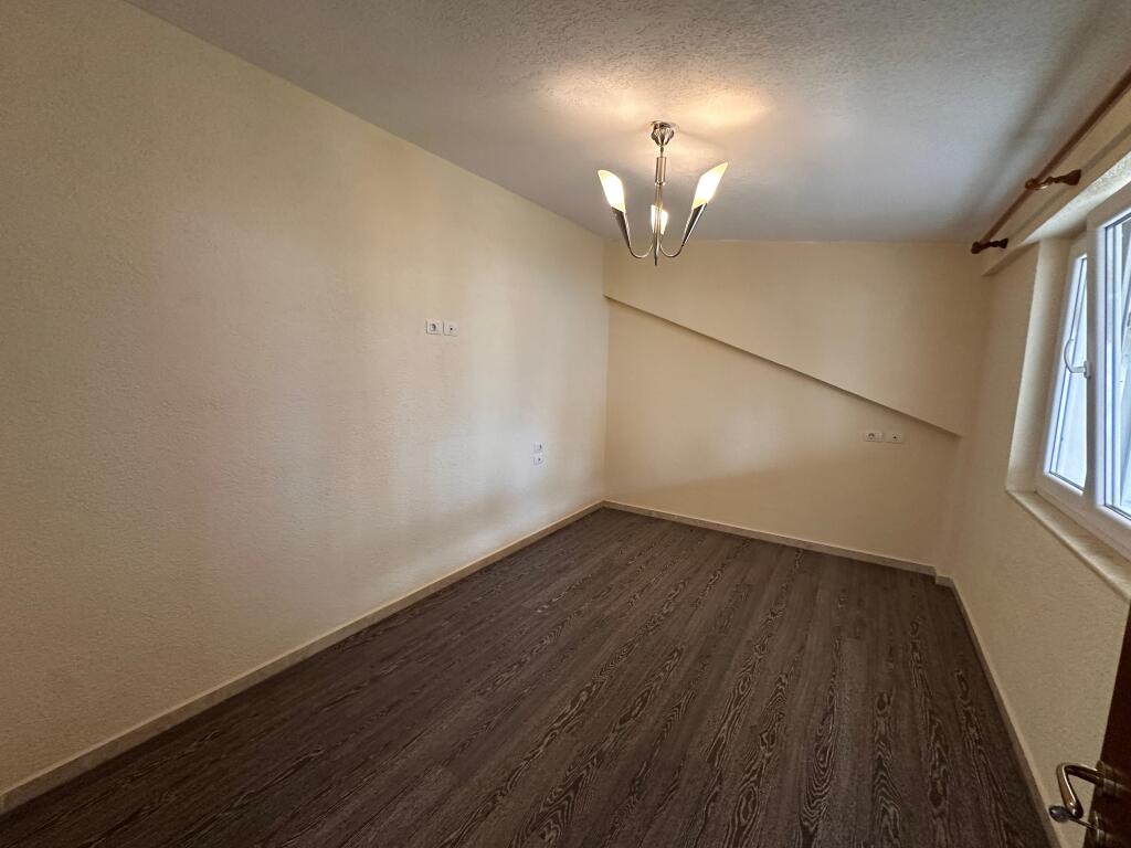 Attico in vendita a Liqeni i Thate con due posti auto inclusi