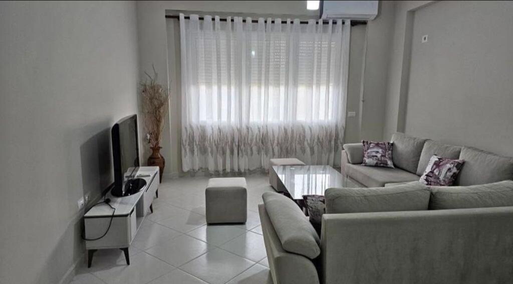 APARTAMENT ME QERA 2+1 KOPSHTI BOTANIK 65.000 LEKE