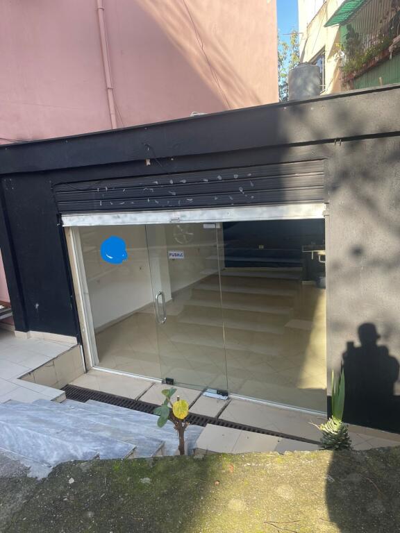 Locale commerciale in affitto nella Città Studentesca sulla strada principale