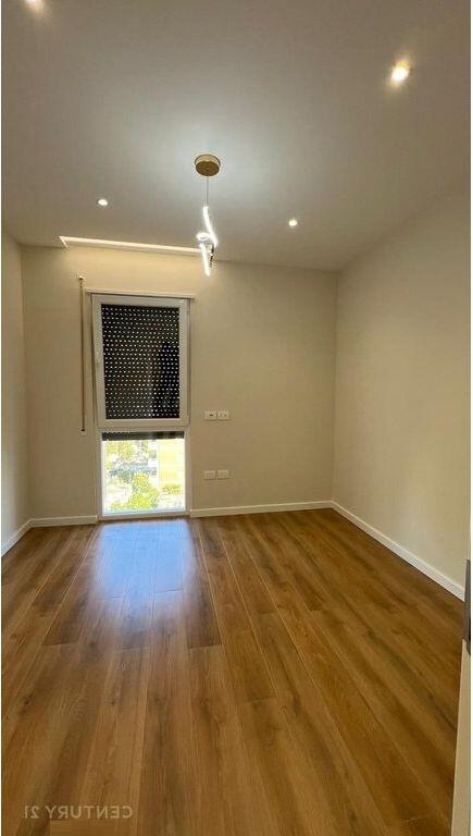 Shesim Apartament 2+1, me 2 tualete dhe post parkimi – pranë Bulevardit të Ri