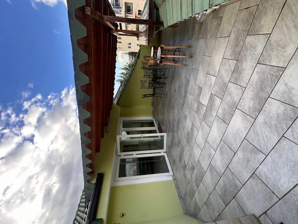 Attico in vendita a Liqeni i Thate con due posti auto inclusi