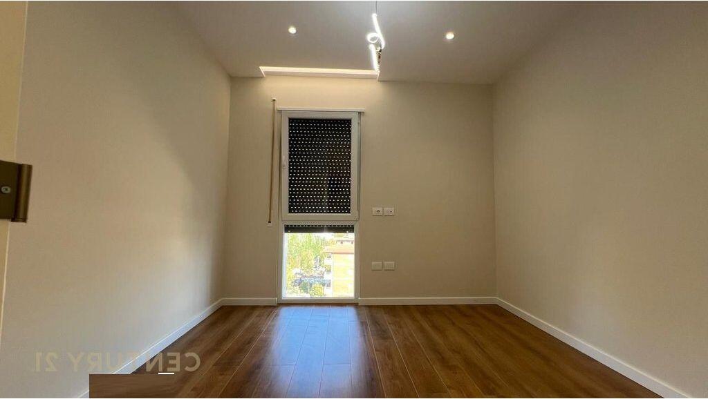 Shesim Apartament 2+1, me 2 tualete dhe post parkimi – pranë Bulevardit të Ri