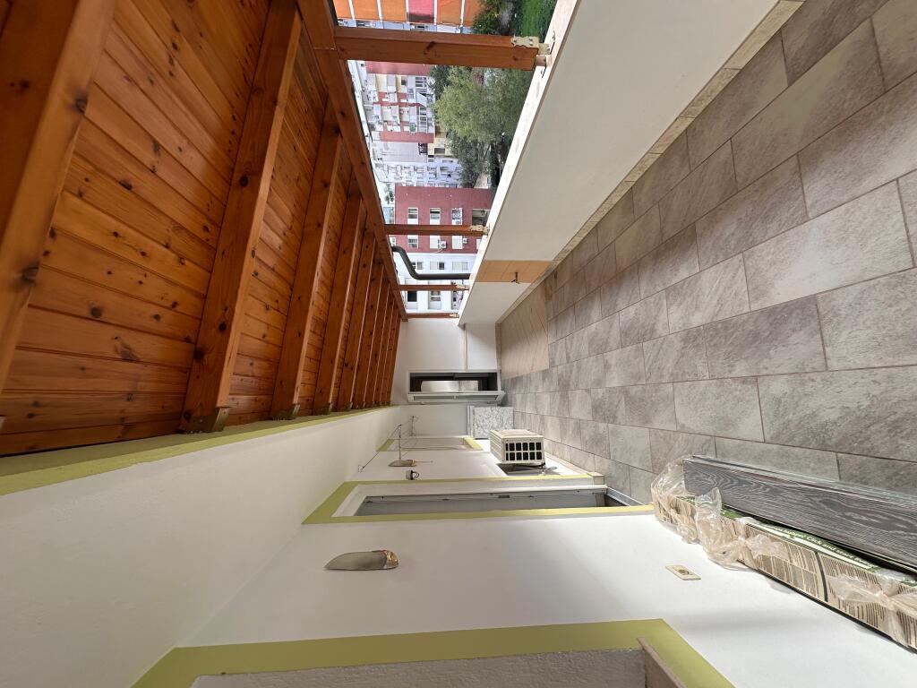 Penthouse for sale, at the dry lake with two parking spaces included!!!