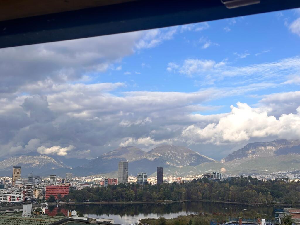 Attico in vendita a Liqeni i Thate con due posti auto inclusi