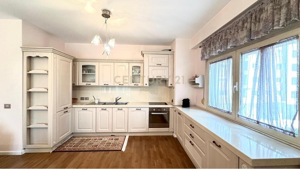 2+1 Apartment for Rent near Pazari i Ri!