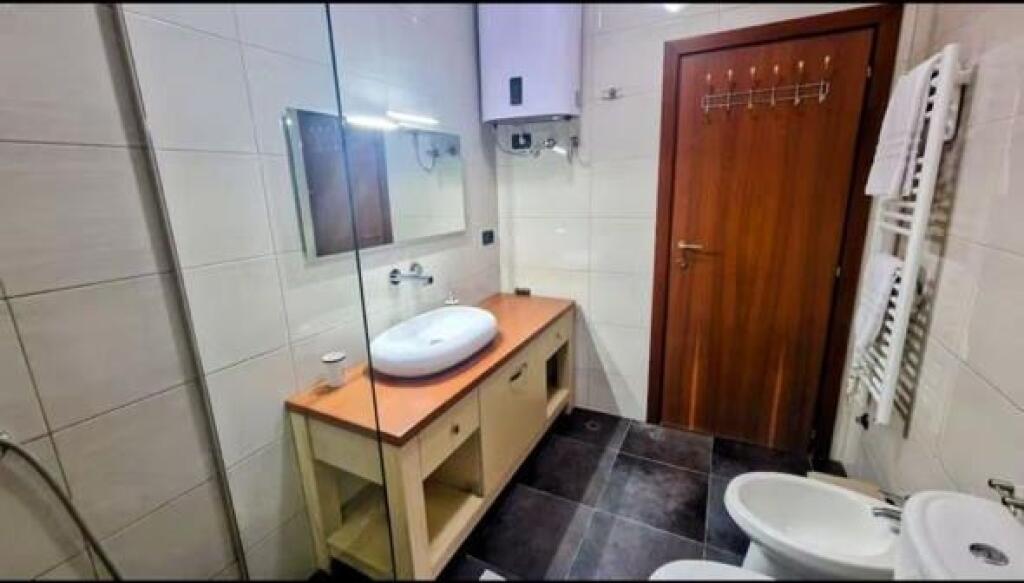 2+1, well furnished, at the park near the Paris commune, price 800 euros