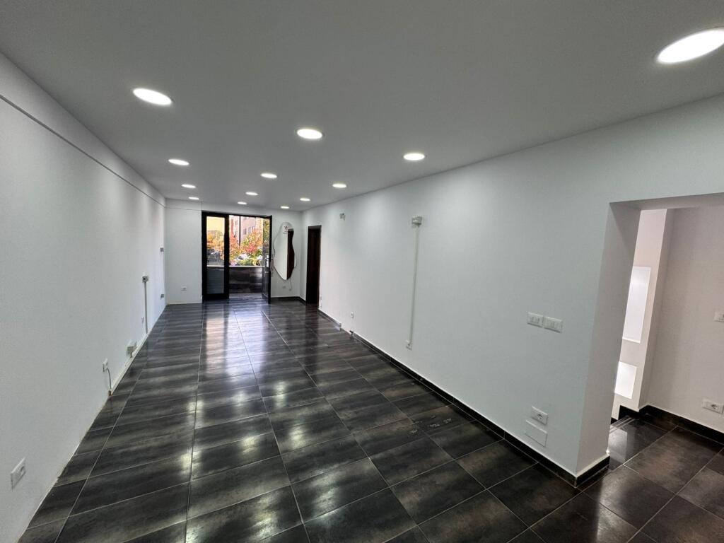 Jepet me qira rrethrrotullimi Zogut te dyqan 2 Kate buze rruge